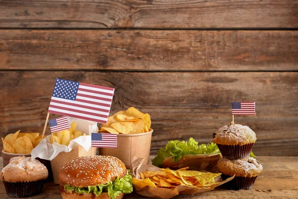 Вкусные Блюда Бумажными Американскими Флагами Празднования Дня Памяти Деревянном Фоне — стоковое фото
