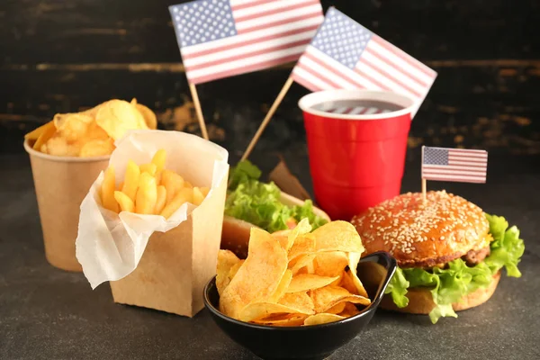 Вкусные Блюда Бумажными Американскими Флагами Напитки Празднование Дня Памяти Темном — стоковое фото