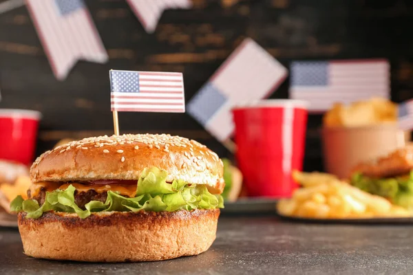 Chutný Burger Papírovou Americkou Vlajkou Oslavu Dne Obětí Války Tmavém — Stock fotografie