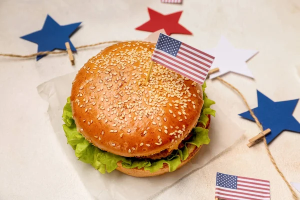 Hamburger Savoureux Avec Décor Sur Fond Clair Célébration Commémorative — Photo