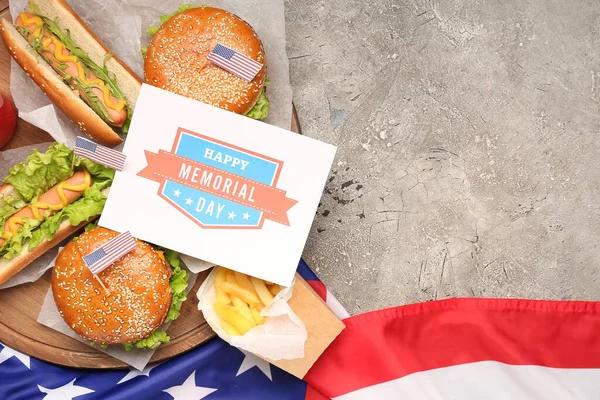 Деревянная Доска Вкусными Блюдами Поздравительной Открыткой Американским Флагом Гранж Фоне — стоковое фото