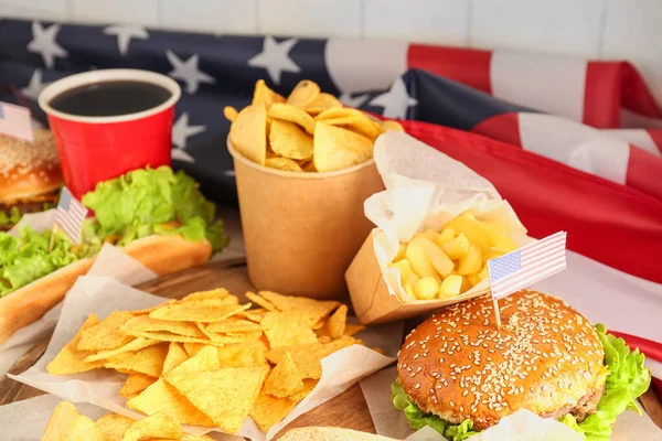 Деревянная Доска Вкусными Блюдами Празднования Дня Памяти Американского Флага Крупным — стоковое фото