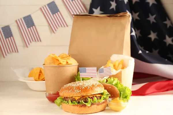 Anma Günü Kutlamaları Için Lezzetli Yemekler Masasında Amerikan Bayrağı — Stok fotoğraf