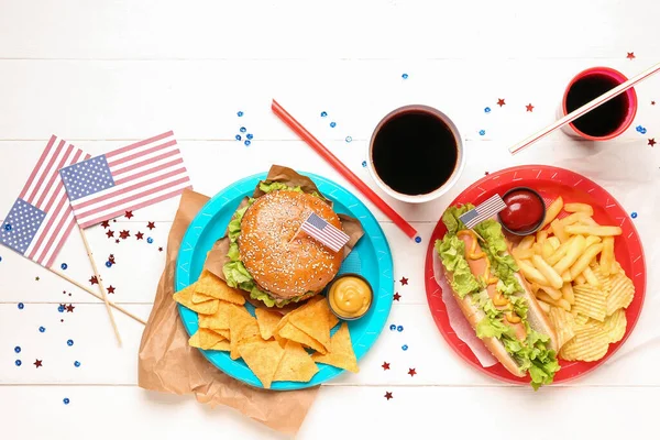 Lezzetli Yemekler Içecekler Hafif Ahşap Arka Planda Amerikan Bayrakları Olan — Stok fotoğraf