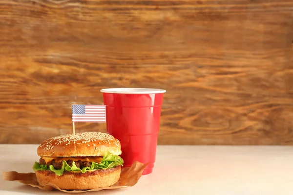 Chutný Burger Kolu Lehkém Stolku Slavnost Memorial Day — Stock fotografie