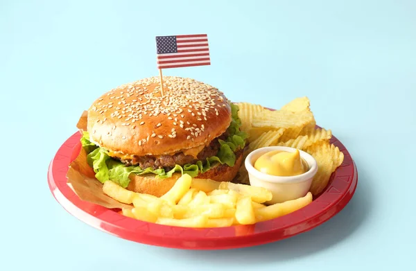 Talerz Smacznym Burgerem Frytki Chipsy Ziemniaczane Sos Tle Koloru Święto — Zdjęcie stockowe