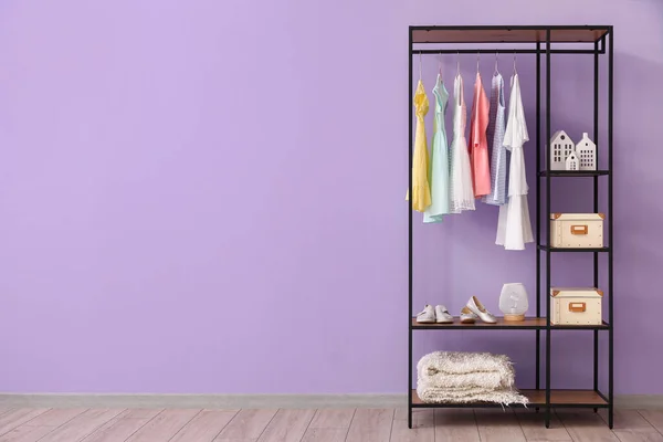 Regal Mit Kinderkleidern Und Kinderschuhen Neben Fliederfarbener Wand Zimmer — Stockfoto