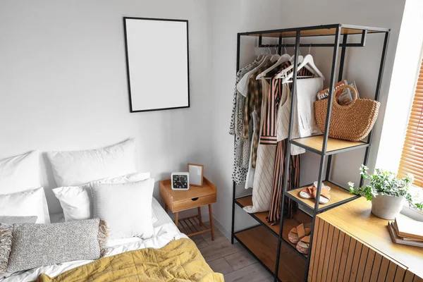 棚ユニットと服を備えた光の寝室のインテリア — ストック写真