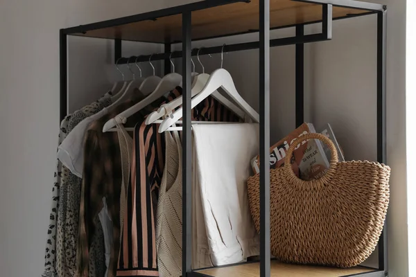 光の寝室で服やバッグと棚ユニット クローズアップ — ストック写真