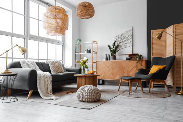 Interior Dari Ruang Tamu Bergaya Dengan Sofa Nyaman Dan Meja — Stok Foto