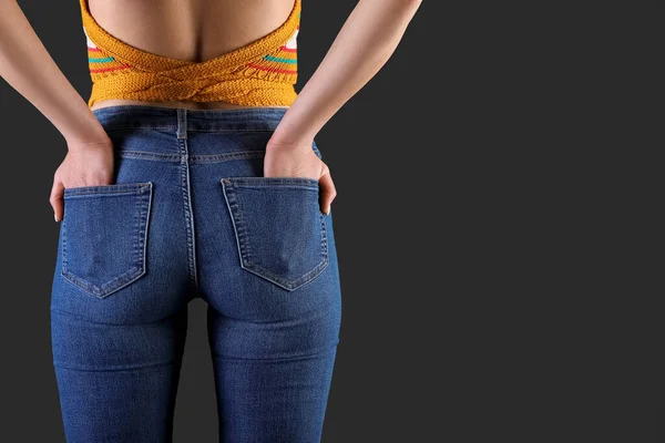 Young Woman Skinny Jeans Dark Background Back View — Stock Photo, Image