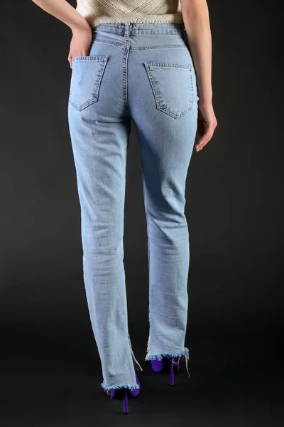 Giovane Donna Jeans Alla Moda Sfondo Scuro Vista Posteriore — Foto Stock