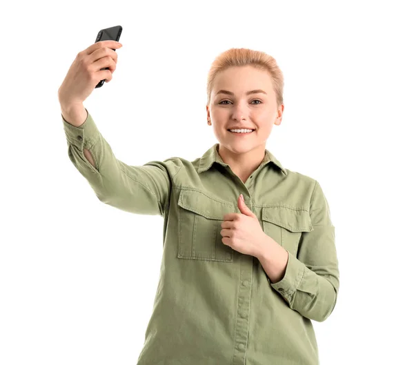 Молода Жінка Мобільним Телефоном Бере Селфі Білому Тлі — стокове фото