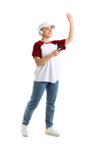 Jonge Vrouw Met Koptelefoon Mobiele Telefoon Zwaaiende Hand Witte Achtergrond — Stockfoto