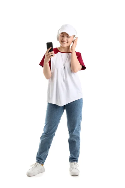 Fiatal Fejhallgató Segítségével Mobiltelefon Fehér Háttér — Stock Fotó