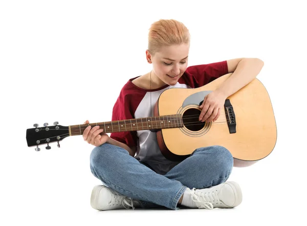 Mujer Joven Tocando Guitarra Sobre Fondo Blanco — Foto de Stock