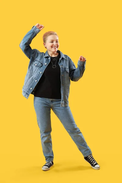 Jonge Vrouw Met Kort Haar Dansen Gele Achtergrond — Stockfoto