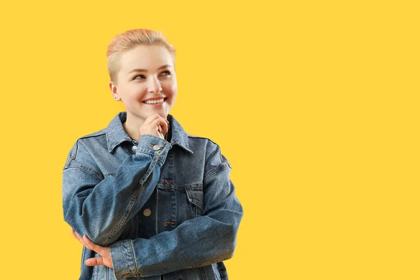 Bedachtzame Jonge Vrouw Met Kort Haar Gele Achtergrond — Stockfoto
