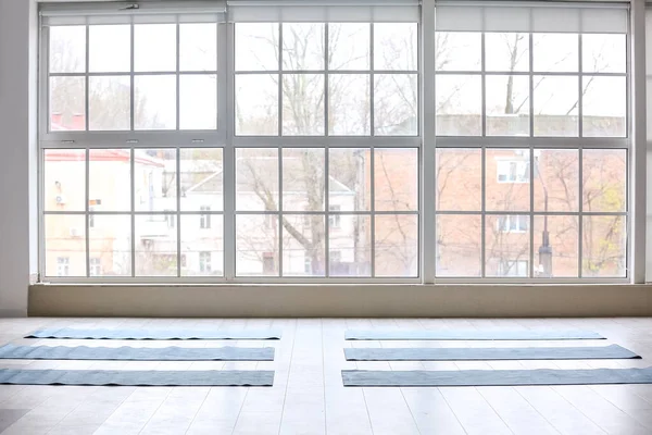 Tapis Yoga Sur Sol Près Fenêtre Dans Salle Gym — Photo