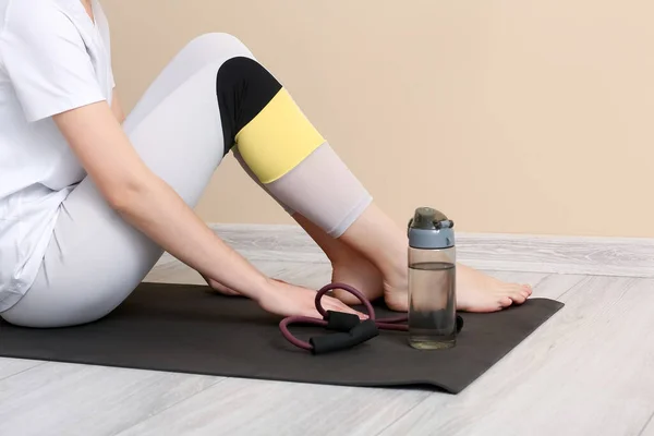 Sportieve Vrouw Met Expander Fles Water Yoga Mat Sportschool — Stockfoto