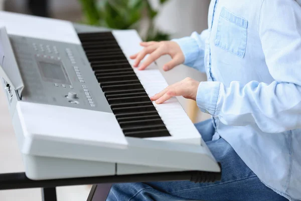 Kleines Mädchen Spielt Hause Synthesizer Nahaufnahme — Stockfoto