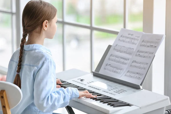 Little Girl Playing Synthesizer Home — Stock Photo, Image