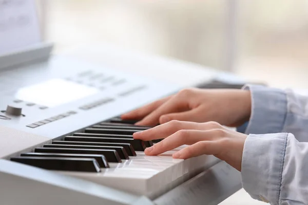 Μικρό Κορίτσι Παίζει Synthesizer Στο Σπίτι Closeup — Φωτογραφία Αρχείου