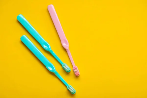 Escovas Dentes Plástico Fundo Amarelo — Fotografia de Stock