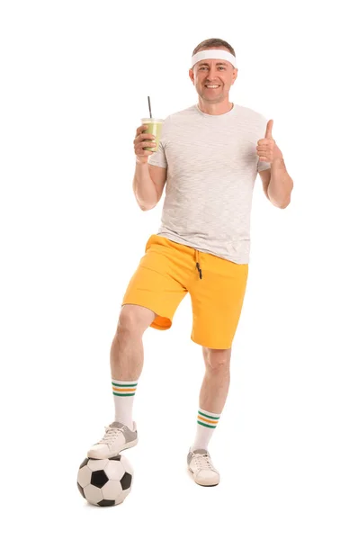 瘦小而成熟的男人 拿着一杯蔬菜冰沙和足球 在白色的背景上大显身手 — 图库照片