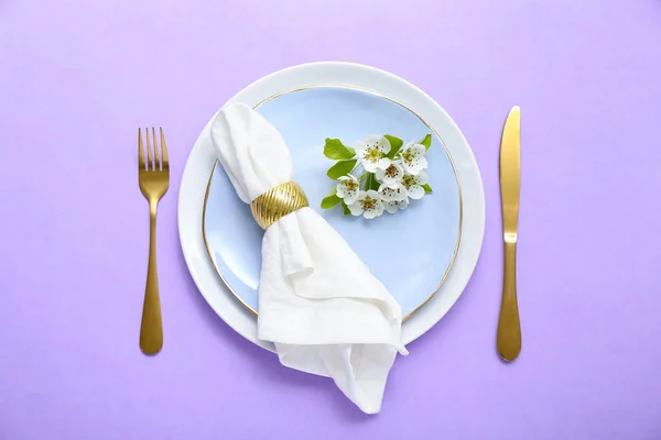 Schöne Tischdekoration Mit Gefalteter Serviette Und Blühendem Ast Auf Fliederfarbenem — Stockfoto