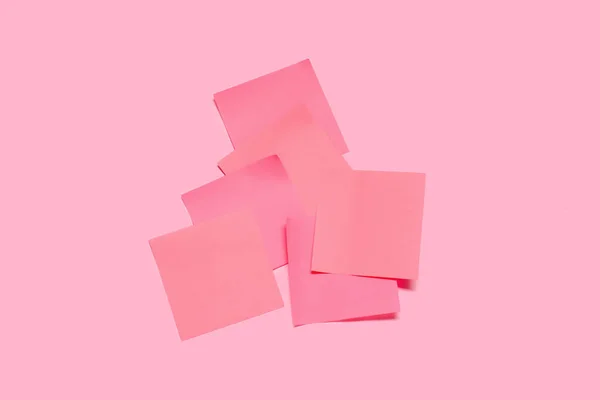 浅粉色背景的薄薄的音符 — 图库照片