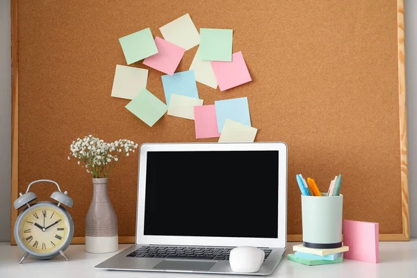Board Sticky Notes Laptop Table Room — Stock Photo, Image