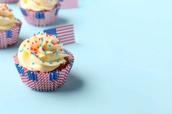 Cupcakes Patrióticos Saborosos Com Bandeiras Dos Eua Fundo Azul Dia — Fotografia de Stock