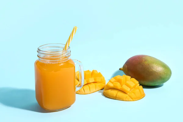 Einmachglas Mit Frischem Mango Smoothie Auf Blauem Hintergrund — Stockfoto
