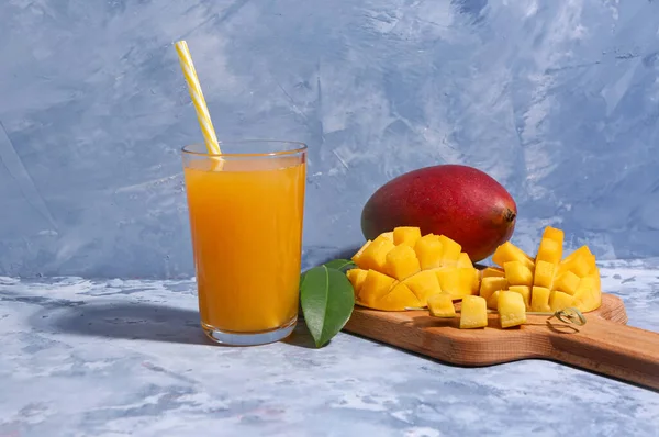 Glas Verse Mango Smoothie Blauwe Achtergrond — Stockfoto