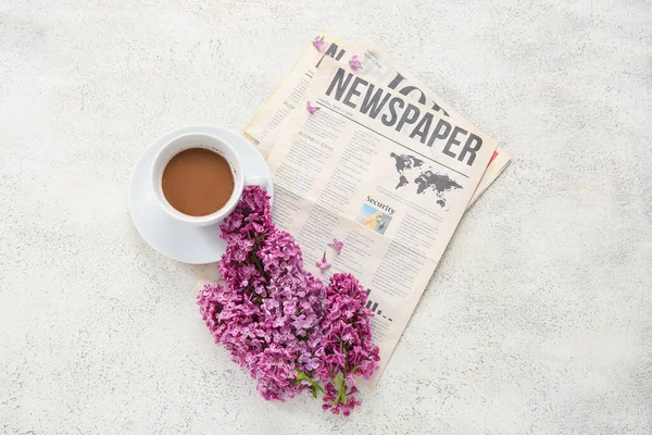 Красиві Бузкові Квіти Газетою Чашкою Кави Світлому Гранжевому Фоні — стокове фото