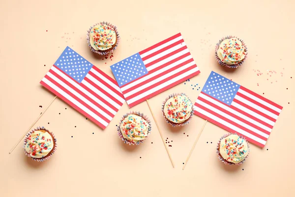 薄いオレンジの背景にアメリカの旗を持つおいしい愛国的なカップケーキ アメリカ独立記念日 — ストック写真