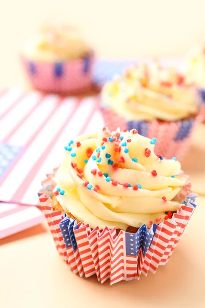 Cupcakes Patrióticos Saborosos Com Bandeiras Dos Eua Fundo Laranja Pálido — Fotografia de Stock