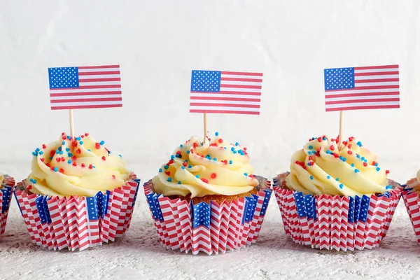 Lekkere Patriottische Cupcakes Vlaggen Van Witte Grunge Tafel Amerikaanse Onafhankelijkheidsdag — Stockfoto