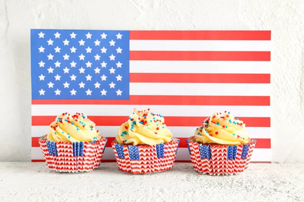 Smaklig Patriotisk Cupcake Vit Grunge Bord Mot Usa Flagga — Stockfoto