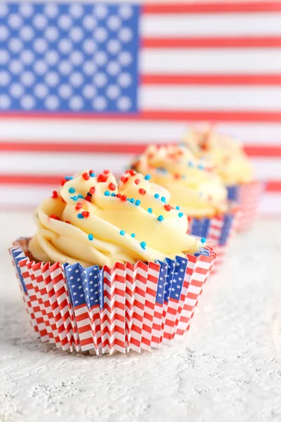 Lekkere Patriottische Cupcake Witte Grunge Tafel Tegen Usa Vlag — Stockfoto