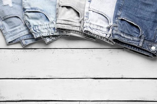 Calça Jeans Jeans Elegante Diferente Fundo Madeira Close — Fotografia de Stock