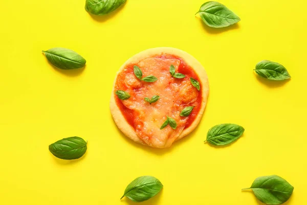 Sarı Arka Planda Fesleğenli Lezzetli Mini Pizza — Stok fotoğraf