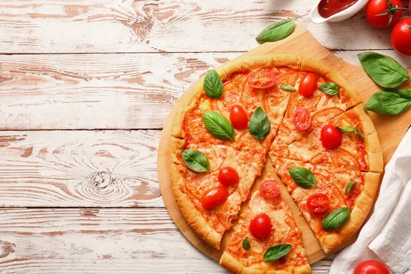 Deska Smaczną Pizzą Margarita Białym Drewnianym Tle — Zdjęcie stockowe
