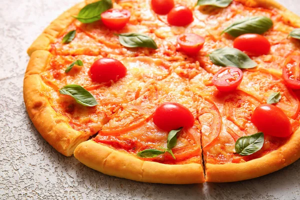 Lekkere Pizza Margarita Grijze Achtergrond — Stockfoto