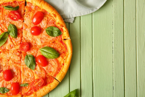 Lekkere Pizza Margarita Groene Houten Achtergrond — Stockfoto