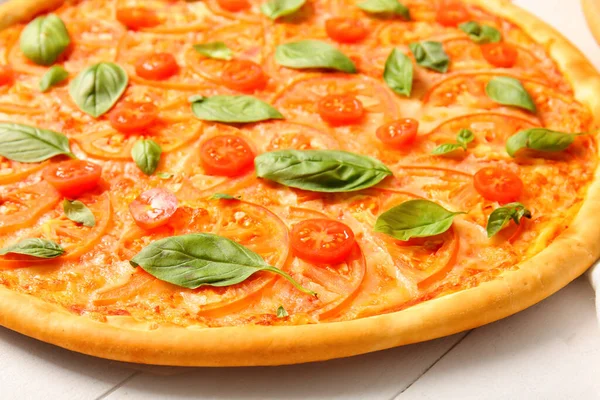 Chutná Pizza Margarita Bílém Dřevěném Pozadí — Stock fotografie