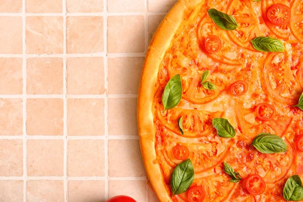 Вкусная Пицца Маргарита Бежевом Фоне Плитки — стоковое фото