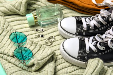 Şık kadın aksesuarları, giysileri, ayakkabıları ve parfüm şişesi olan kompozisyon, yakın plan.