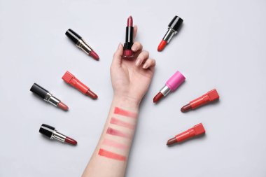 Rujlu ve arka planda örnekleri olan bir kadın.